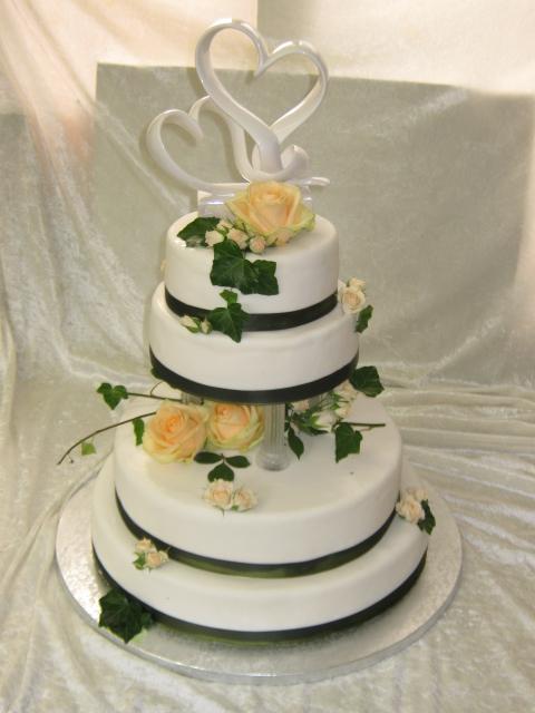 Klassische weiße Hochzeitstorte mit Herz-Topper – Konditorei & Café Krüsmann Leipzig
