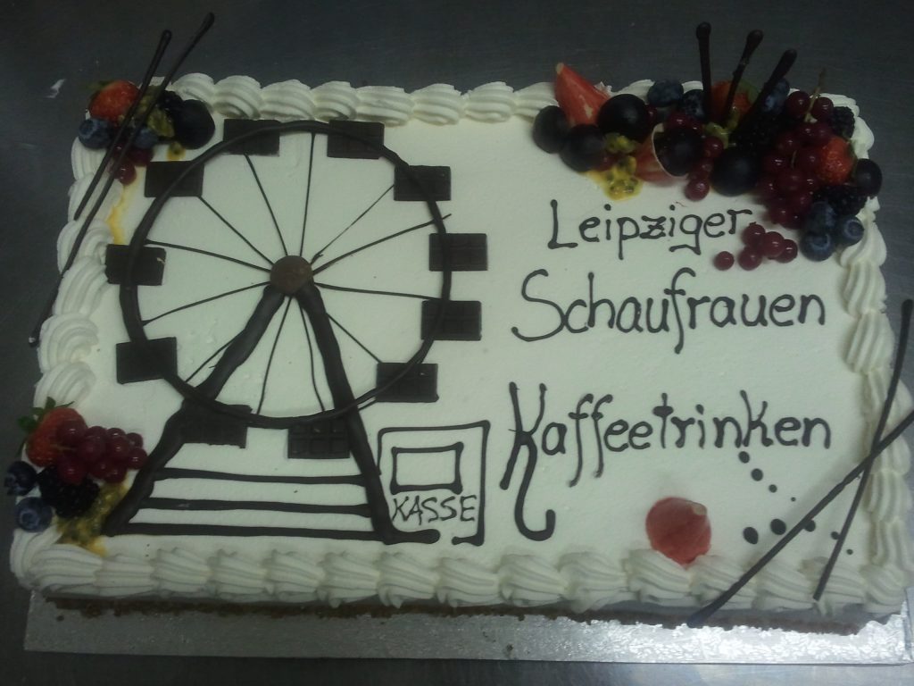 Leipziger Schau­frauen Torte mit Riesenrad-Dekor – Konditorei & Café Krüsmann Leipzig