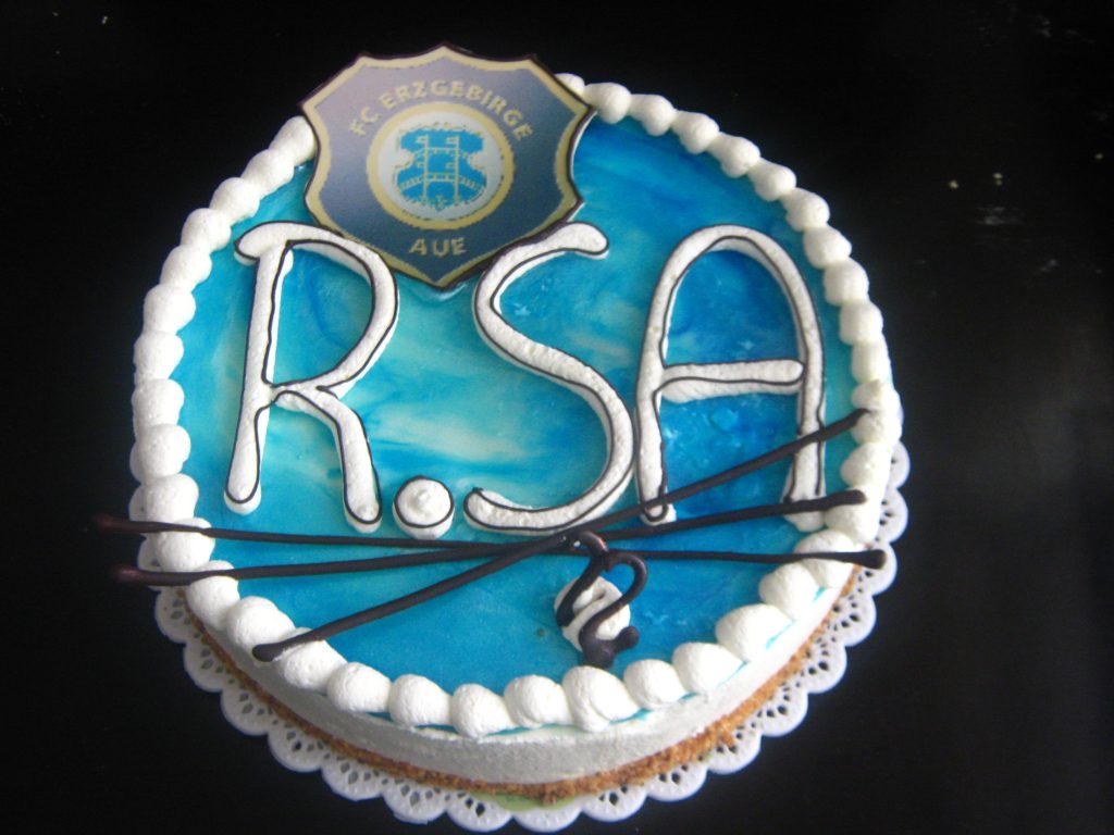 Fußballtorte RSA mit FC Erzgebirge Aue Logo – Konditorei & Café Krüsmann Leipzig