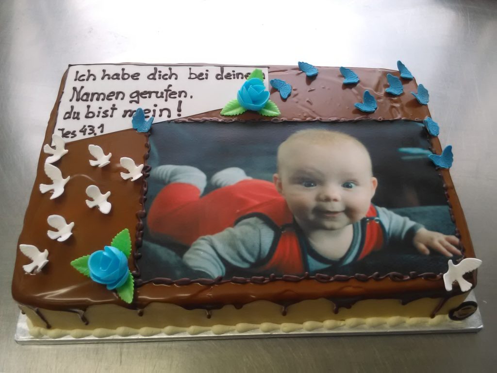 Fototorte Babybild mit Bibelzitat – Konditorei & Café Krüsmann Leipzig