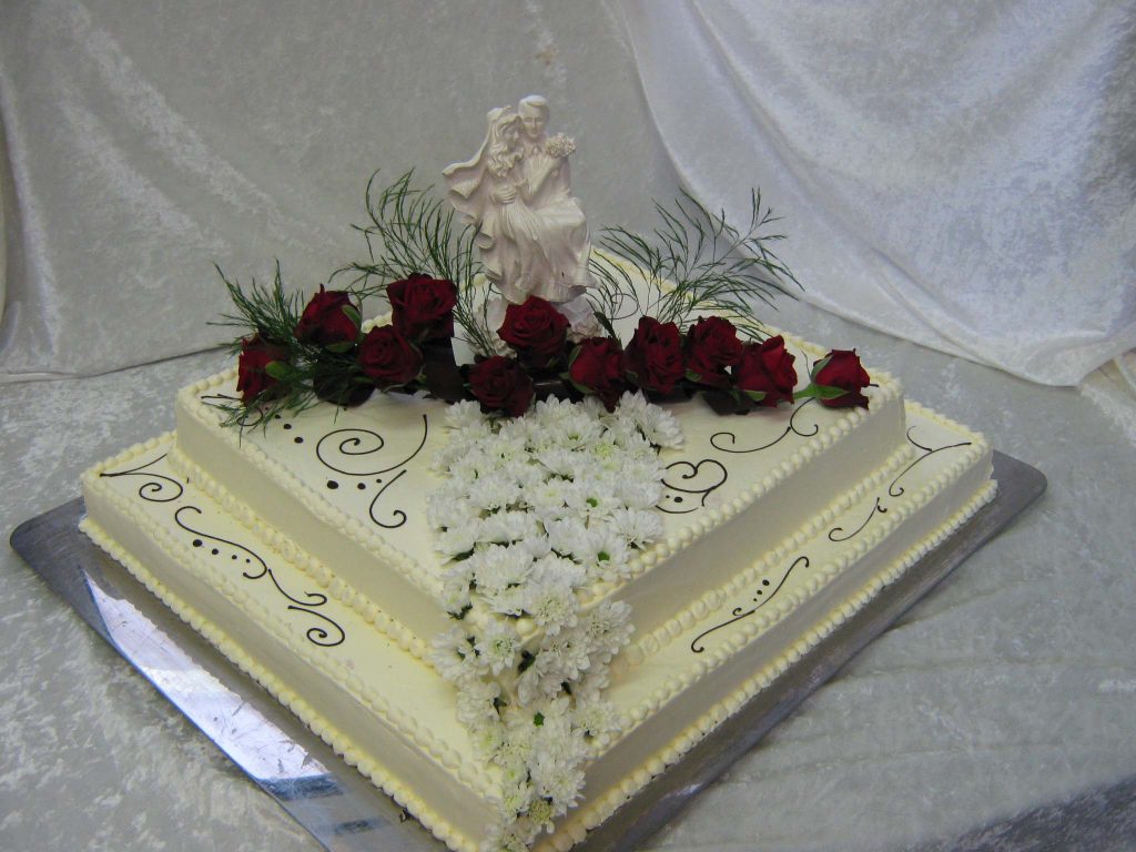 Hochzeitstorte in Herzform mit roten Rosen – Konditorei & Café Krüsmann Leipzig