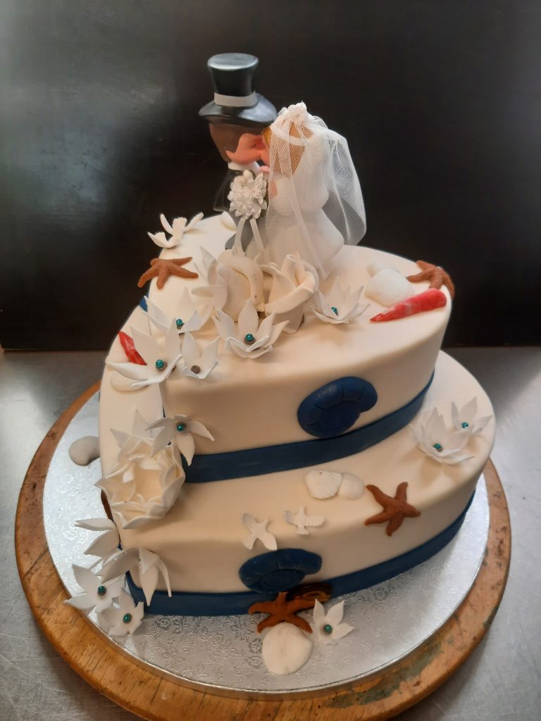 Maritime Hochzeitstorte mit Muscheln und Sternen – Konditorei & Café Krüsmann Leipzig