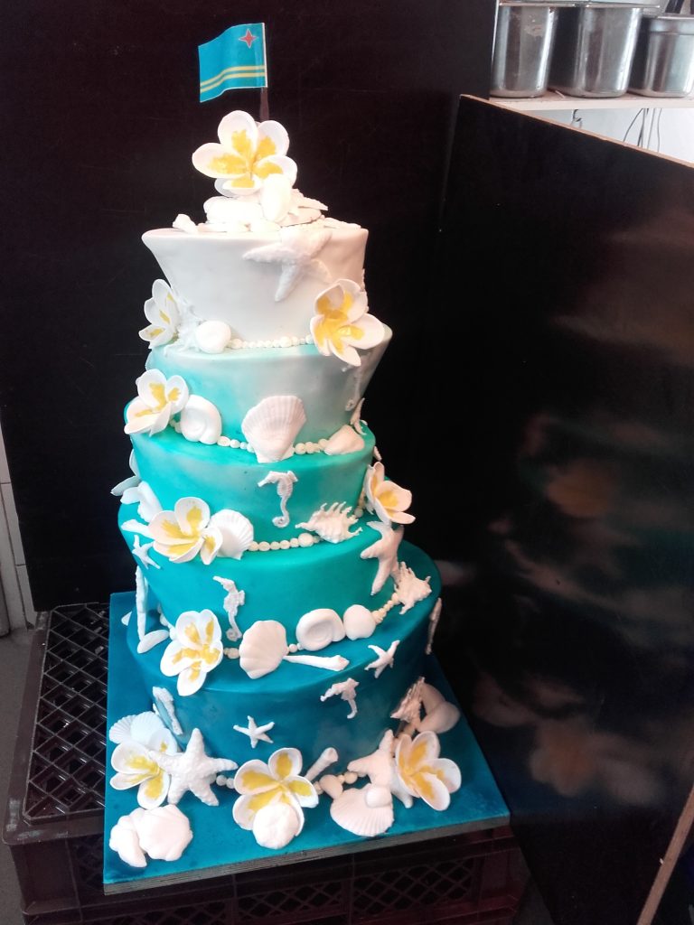 Blaue Hochzeitstorte mit Blüten – Konditorei & Café Krüsmann Leipzig