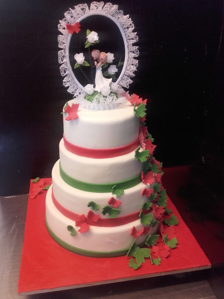 Klassische weiße Hochzeitstorte – Konditorei & Café Krüsmann Leipzig