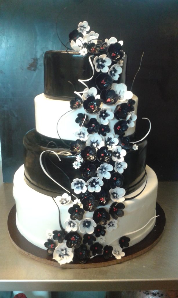 Schwarz-weiße Hochzeitstorte – Konditorei & Café Krüsmann Leipzig