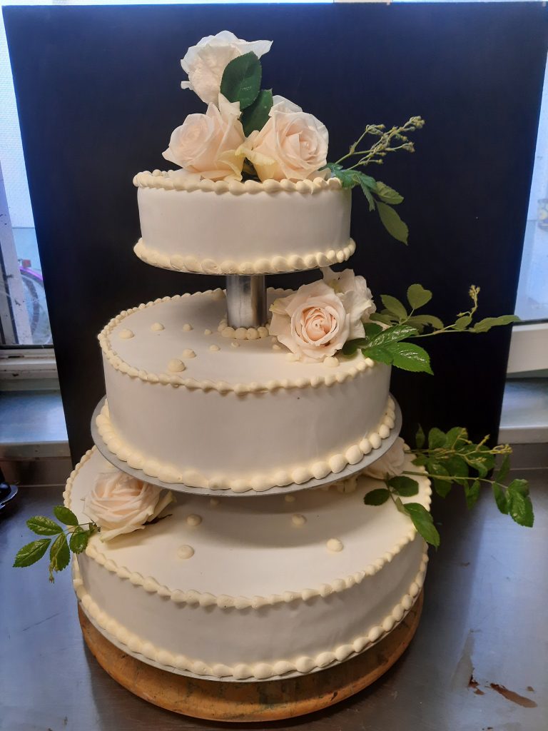 Klassische weiße Hochzeitstorte – Konditorei & Café Krüsmann Leipzig