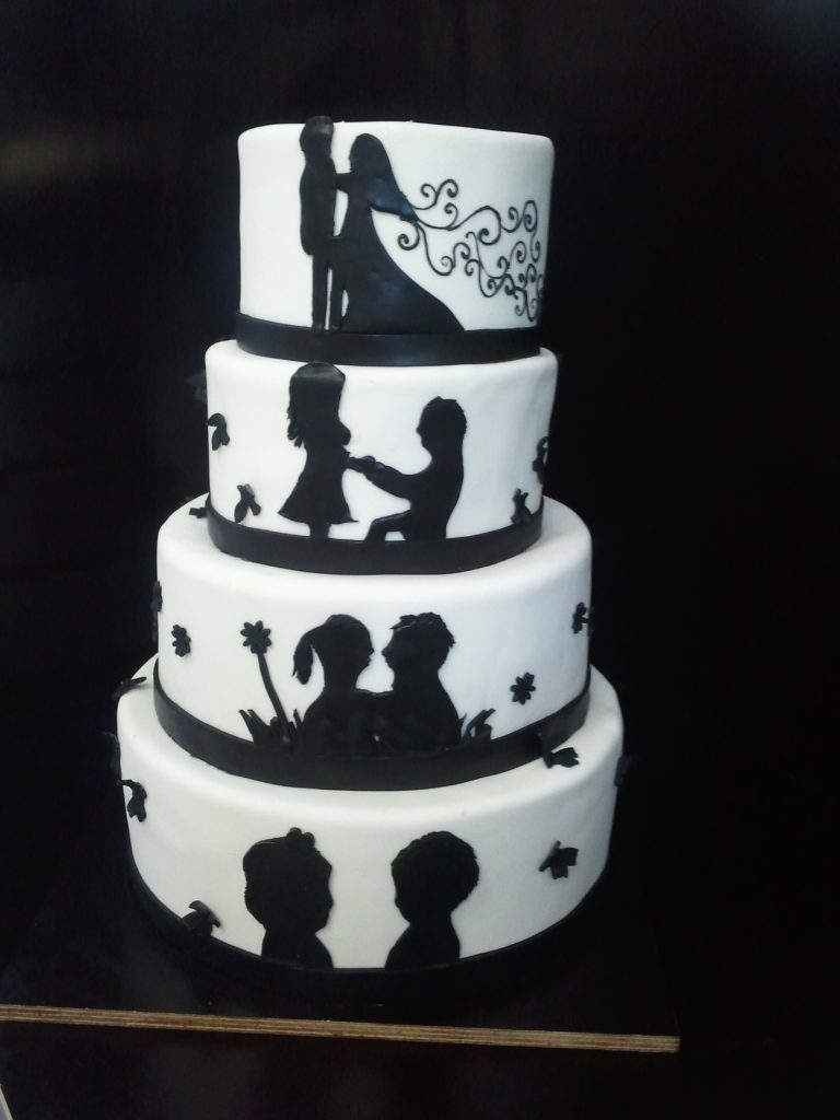 Schwarz-weiße Hochzeitstorte mit Silhouetten – Konditorei & Café Krüsmann Leipzig