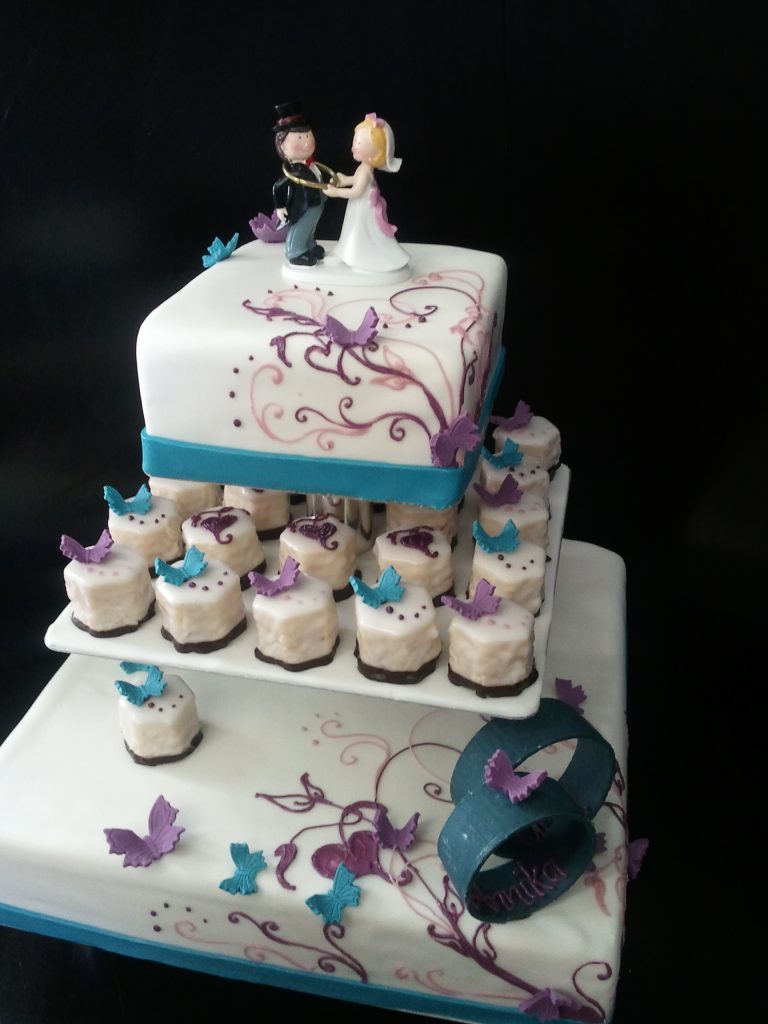 Hochzeitstorte mit Petit Fours und Schmetterlingsdeko – Konditorei & Café Krüsmann Leipzig