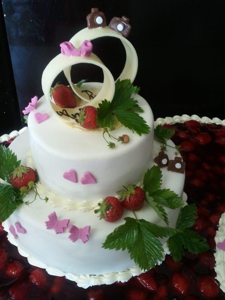 Hochzeitstorte mit Erdbeeren, Schokoladenringen und Herzen – Konditorei & Café Krüsmann Leipzig