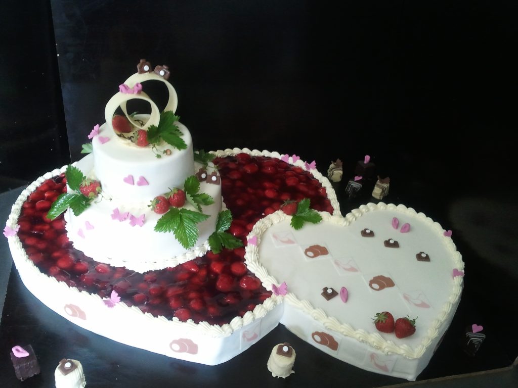Hochzeitstorte in Herzform mit Erdbeeren, weißer Creme und Schokoladendekoration von Konditorei & Café Krüsmann Leipzig