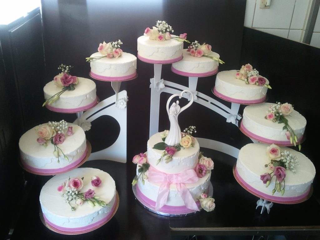Hochzeitstorte mit Cupcake-Etagere und Rosen – Konditorei & Café Krüsmann Leipzig