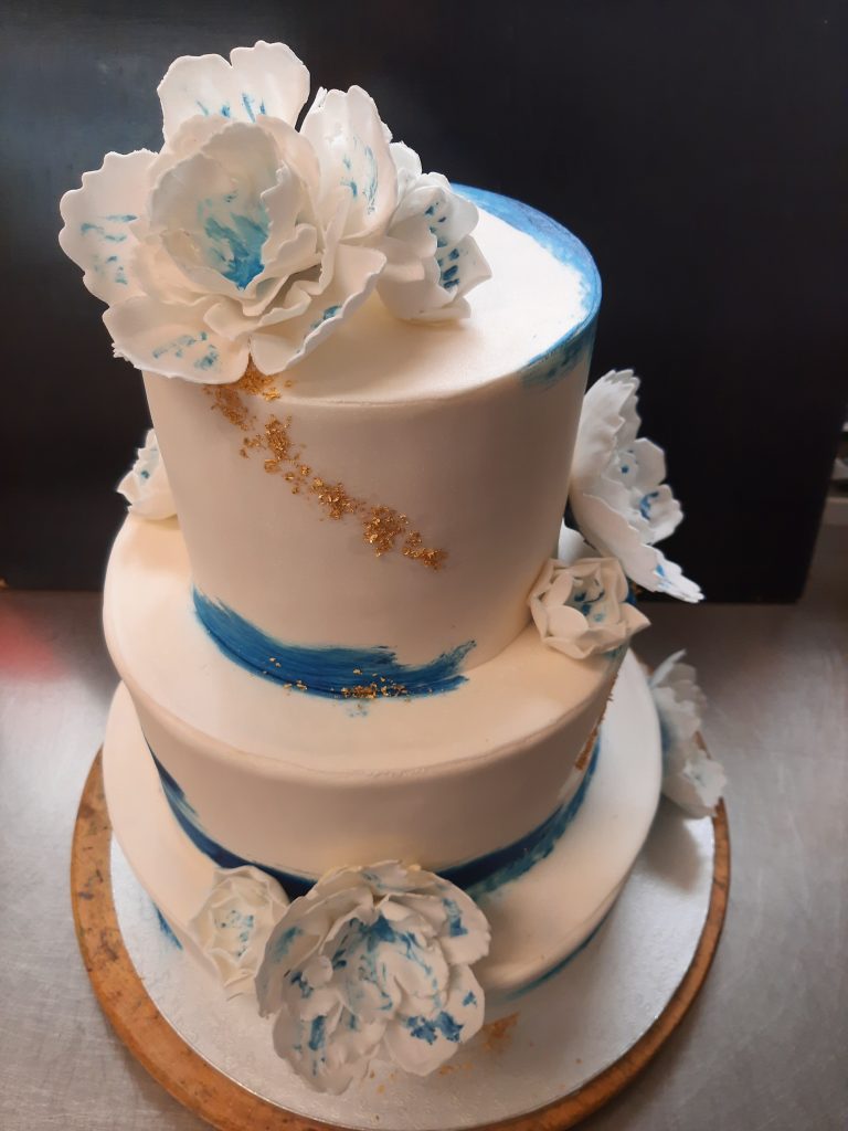 Blaue Hochzeitstorte mit Goldakzenten – Konditorei & Café Krüsmann Leipzig