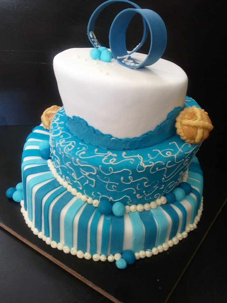 Hochzeitstorte in Blau und Weiß mit Ringen – Konditorei & Café Krüsmann Leipzig