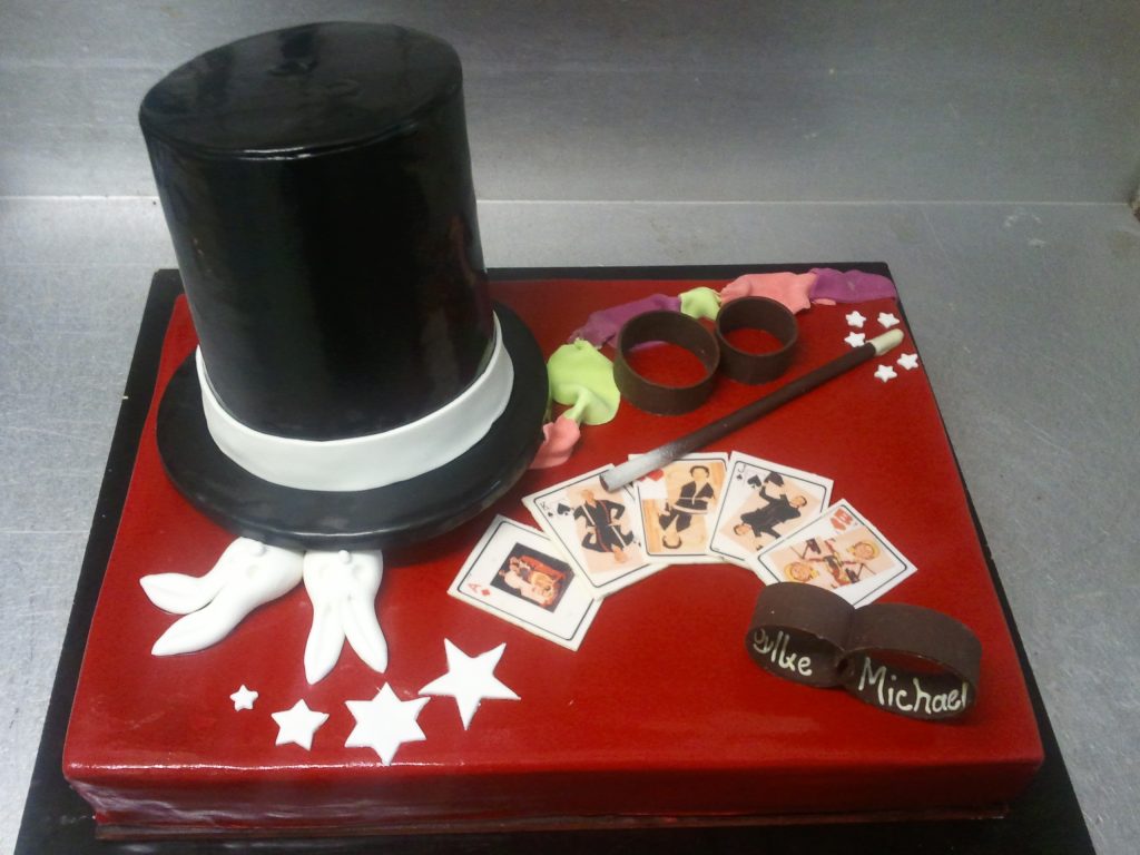 Zauberer-Hochzeitstorte mit Zylinder und Spielkarten – Konditorei & Café Krüsmann Leipzig