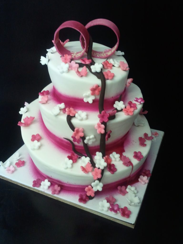 Hochzeitstorte mit Kirschblüten-Design und pinken Akzenten – Konditorei & Café Krüsmann Leipzig