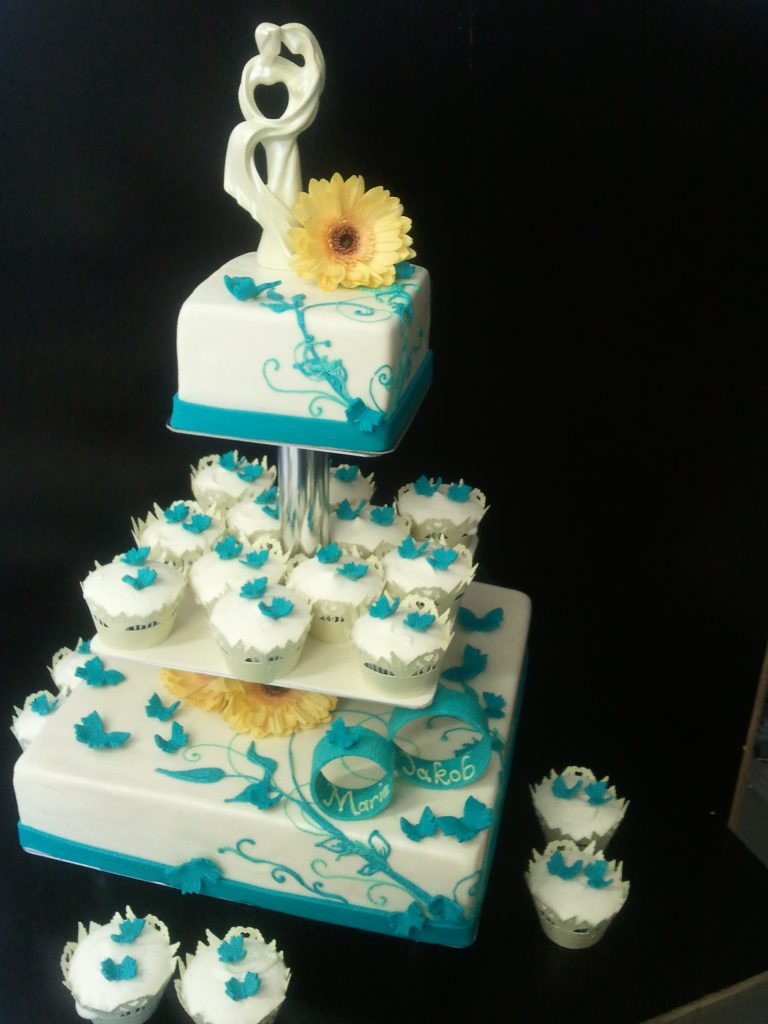Hochzeitstorte mit Cupcakes, Sonnenblumen und blauen Schmetterlingen – Konditorei & Café Krüsmann Leipzig