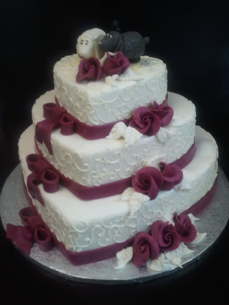 Herzförmige Hochzeitstorte mit Rosen und Schaf-Figuren – Konditorei & Café Krüsmann Leipzig