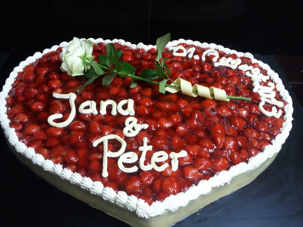 Herzförmige Erdbeertorte zur Hochzeit – Konditorei & Café Krüsmann Leipzig