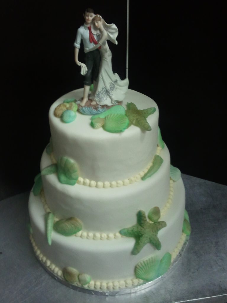 Maritime Hochzeitstorte mit Muscheln und Brautpaarfigur – Konditorei & Café Krüsmann Leipzig