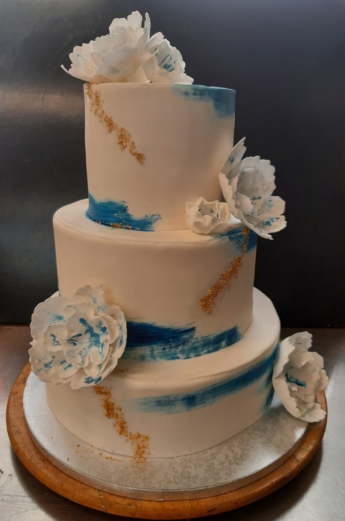 Blaue Hochzeitstorte mit Goldakzenten – Konditorei & Café Krüsmann Leipzig