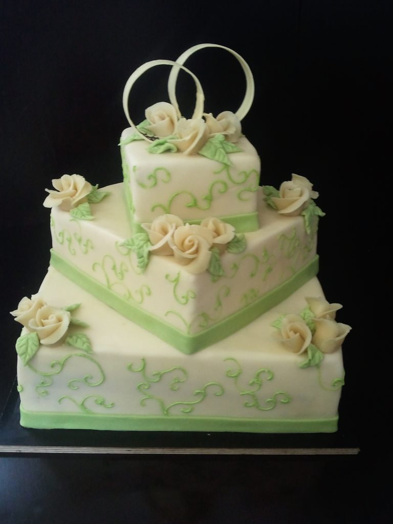 Pastellgrüne Hochzeitstorte mit Rosen – Konditorei & Café Krüsmann Leipzig
