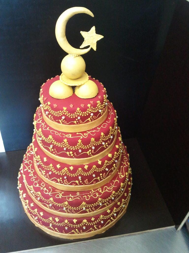 Rote Hochzeitstorte mit Macarons – Konditorei & Café Krüsmann Leipzig