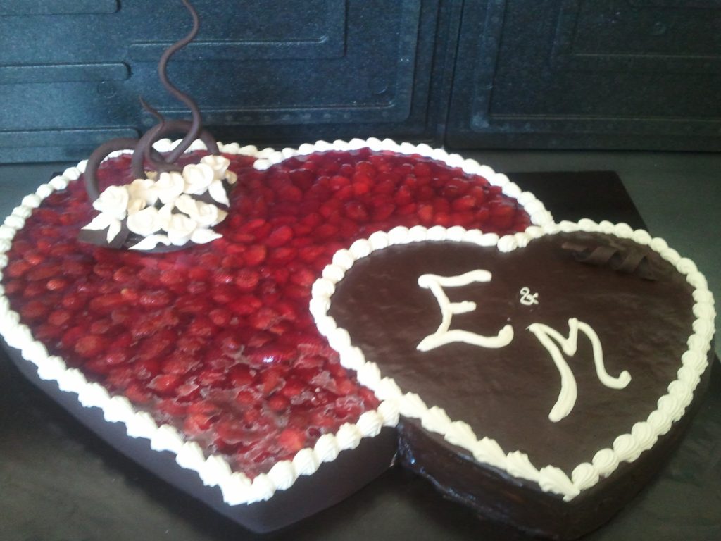 Herztorte mit Erdbeeren und Schokoladendekor – Konditorei & Café Krüsmann Leipzig