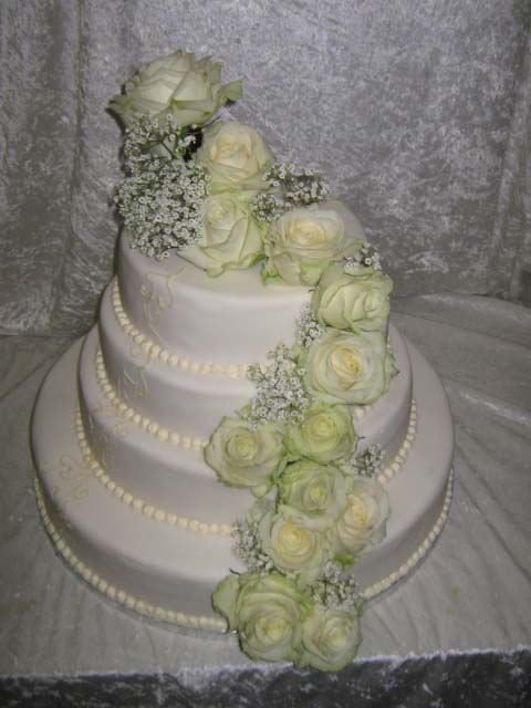 Hochzeitstorte mit weißen Rosen – Konditorei & Café Krüsmann Leipzig