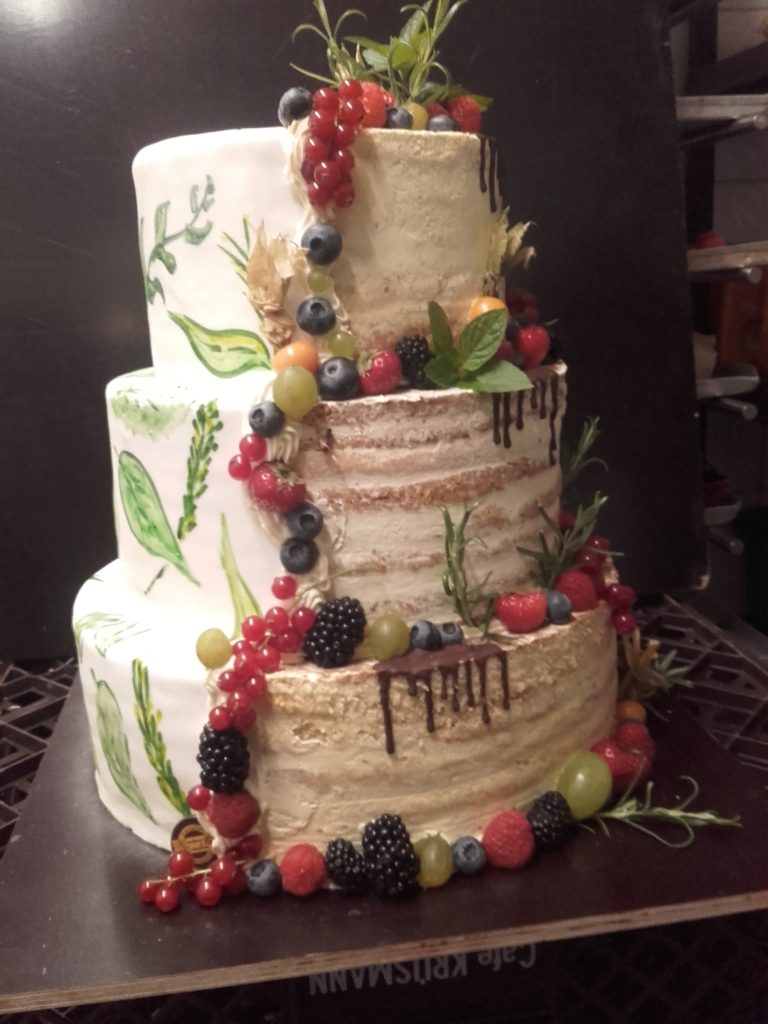 Hochzeitstorte mit Beerendekor – Konditorei & Café Krüsmann Leipzig