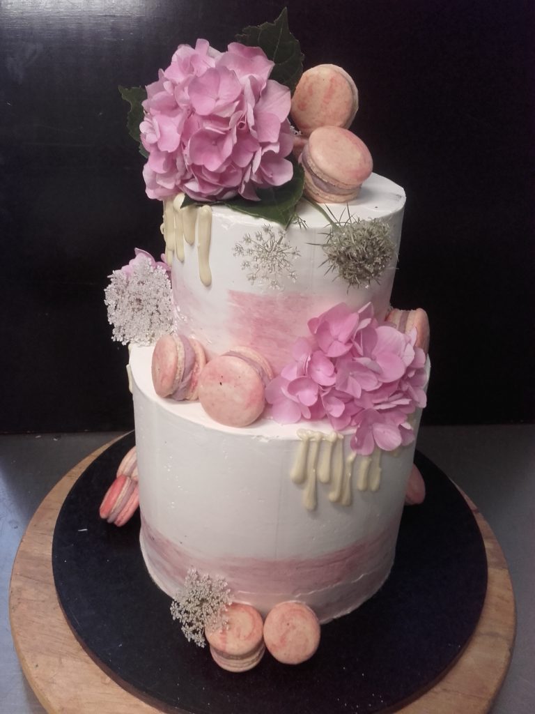 Hochzeitstorte mit Macarons und Blumen – Konditorei & Café Krüsmann Leipzig