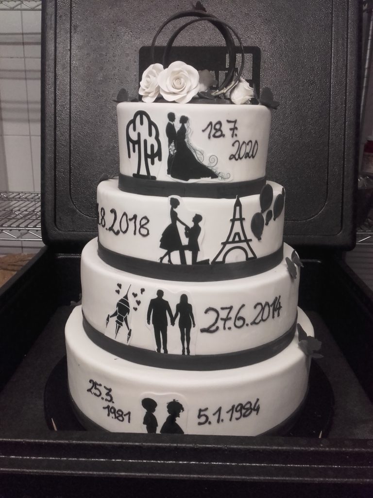 Hochzeitstorte mit Silhouetten und Hochzeitsdaten – Konditorei & Café Krüsmann Leipzig
