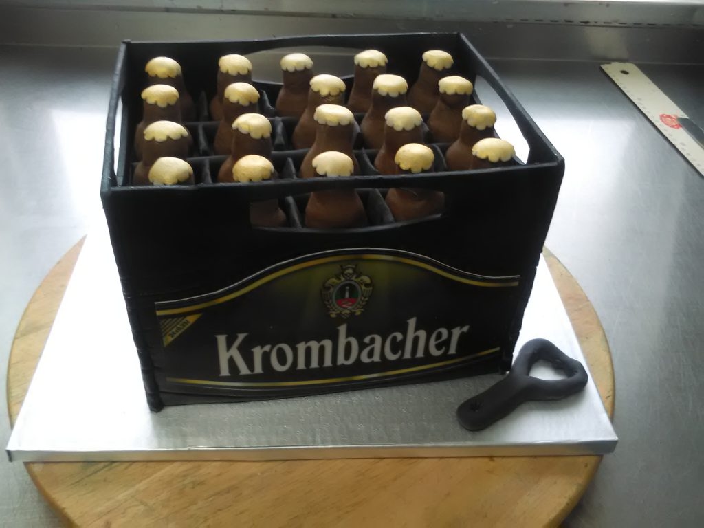 Krombacher Bierkisten-Torte mit essbaren Bierflaschen von Konditorei & Café Krüsmann Leipzig