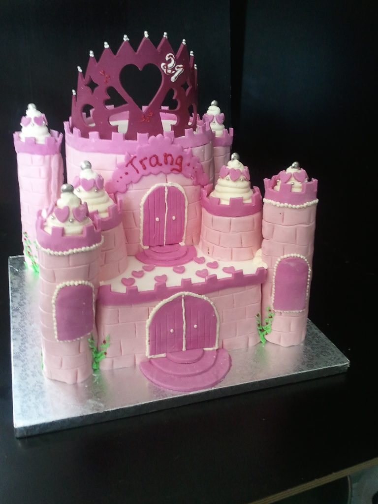 Prinzessinnen-Schlosstorte in Rosa und Pink mit essbarer Krone von Konditorei & Café Krüsmann Leipzig
