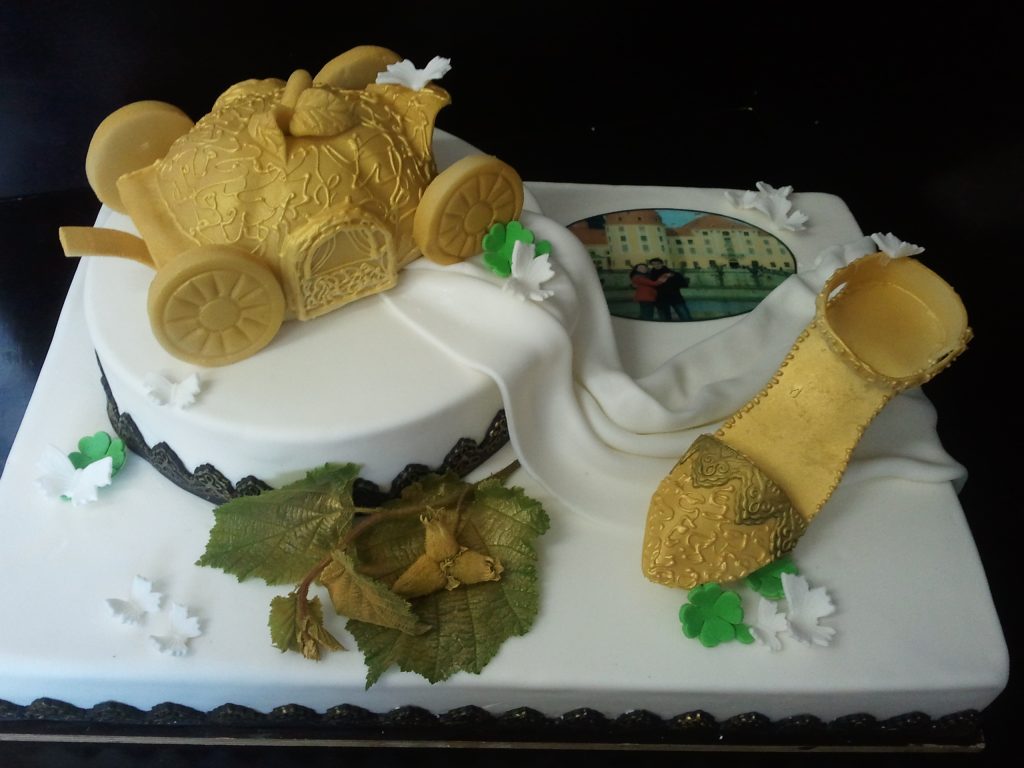 Hochzeitstorte mit goldener Kutsche und Glasschuh – Konditorei & Café Krüsmann Leipzig