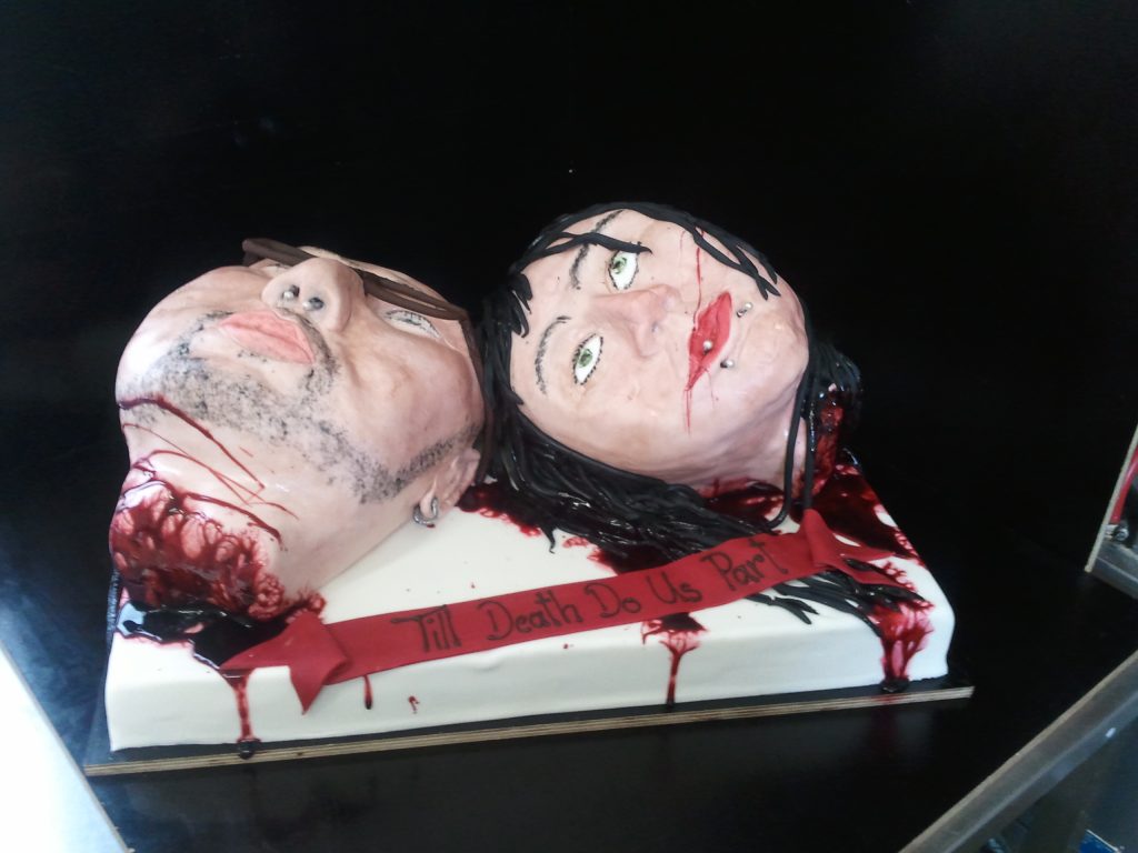 Horror-Hochzeitstorte mit modellierten Köpfen – Till Death Do Us Part – Konditorei & Café Krüsmann Leipzig