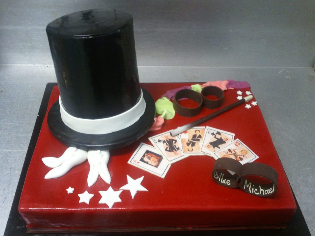 Zauberer-Hochzeitstorte mit Zylinder und Spielkarten – Konditorei & Café Krüsmann Leipzig