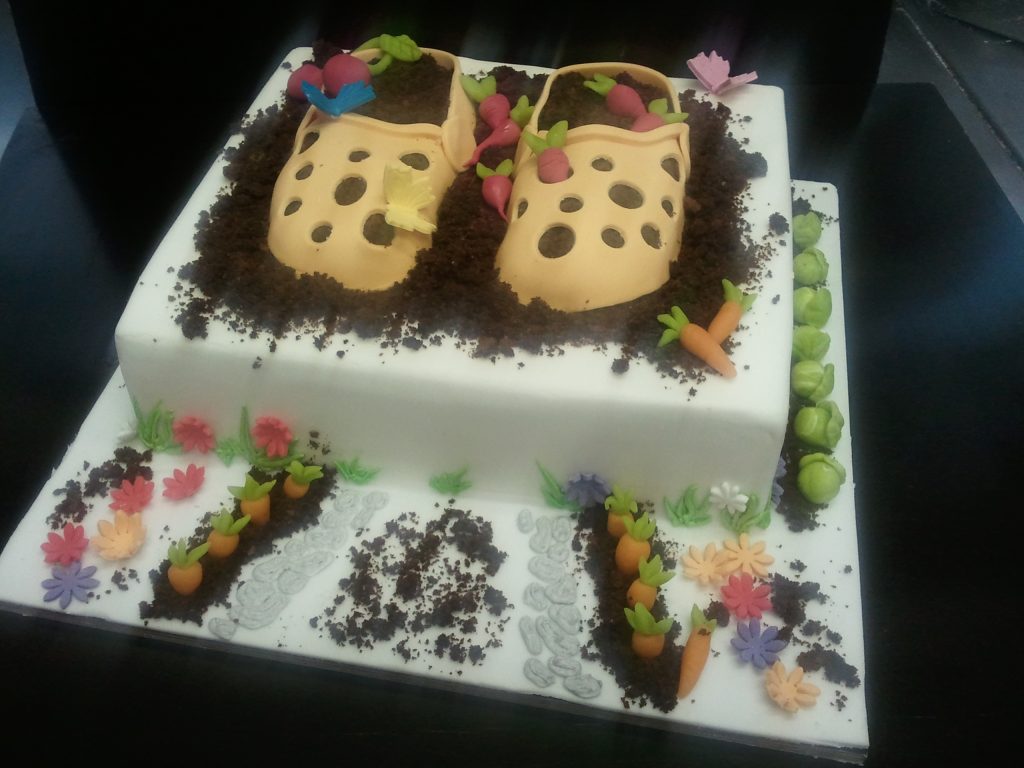 Motivtorte Gartenschuhe mit Gemüse, Karotten, Radieschen und Blumen von Konditorei & Café Krüsmann Leipzig