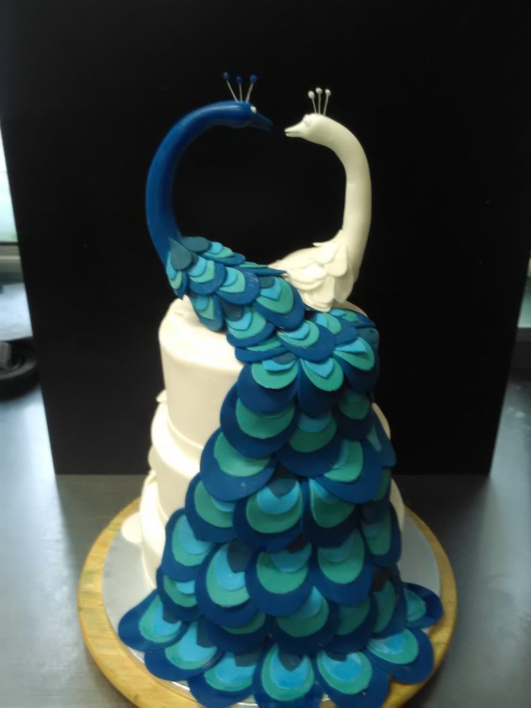 Pfau-Hochzeitstorte – elegante Hochzeitstorte mit Pfauen-Dekoration von Konditorei & Café Krüsmann Leipzig
