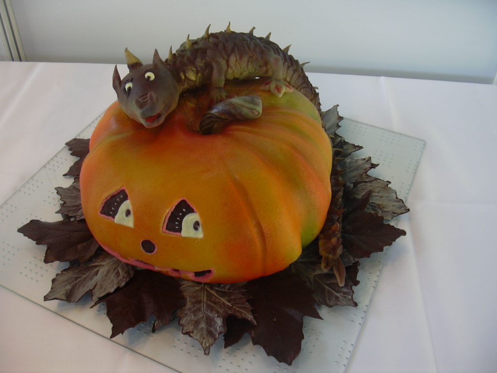 Handgemachte Halloween-Drachentorte auf Kürbis – Konditorei & Café Krüsmann Leipzig