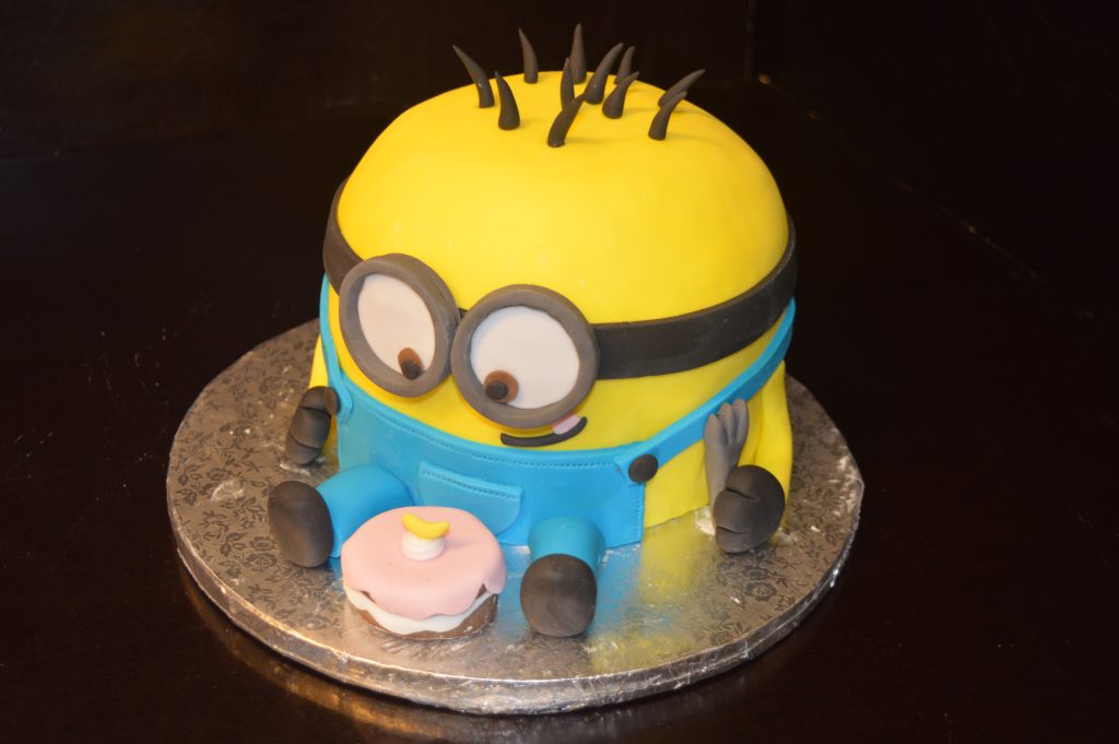 Handgemachte Minions-Torte – Kindergeburtstag von Konditorei & Café Krüsmann Leipzig